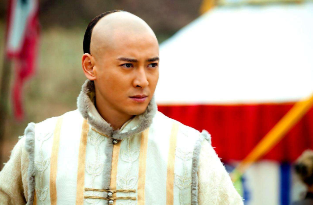 这一看似平常的礼节,在场的王公贵胄们都认为恰当合宜,只有多尔衮心中