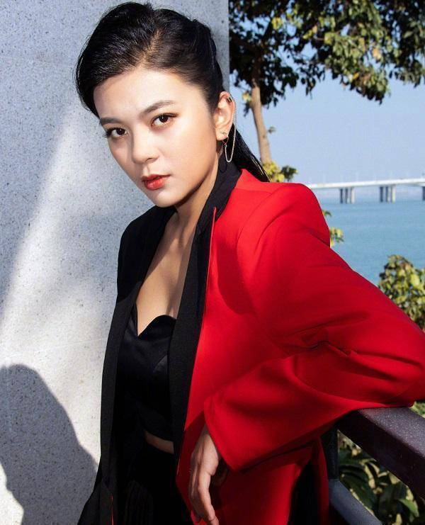 原创谈莉娜回应穿假货晒聊天证据指全是造型师的锅