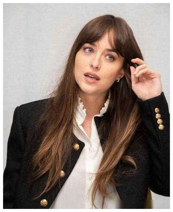 达科塔约翰逊闪亮登场!,性感明星靓丽亮相,红毯风采惊艳!