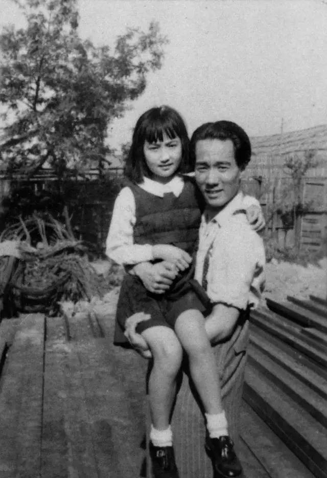 图|1938年,拍好《李三娘》后,舒适与凤凰合影留念1940年,慕容婉儿和