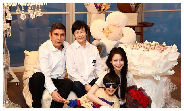 angelababy与三代同堂庆祝35岁生日小海绵惊为外公化身