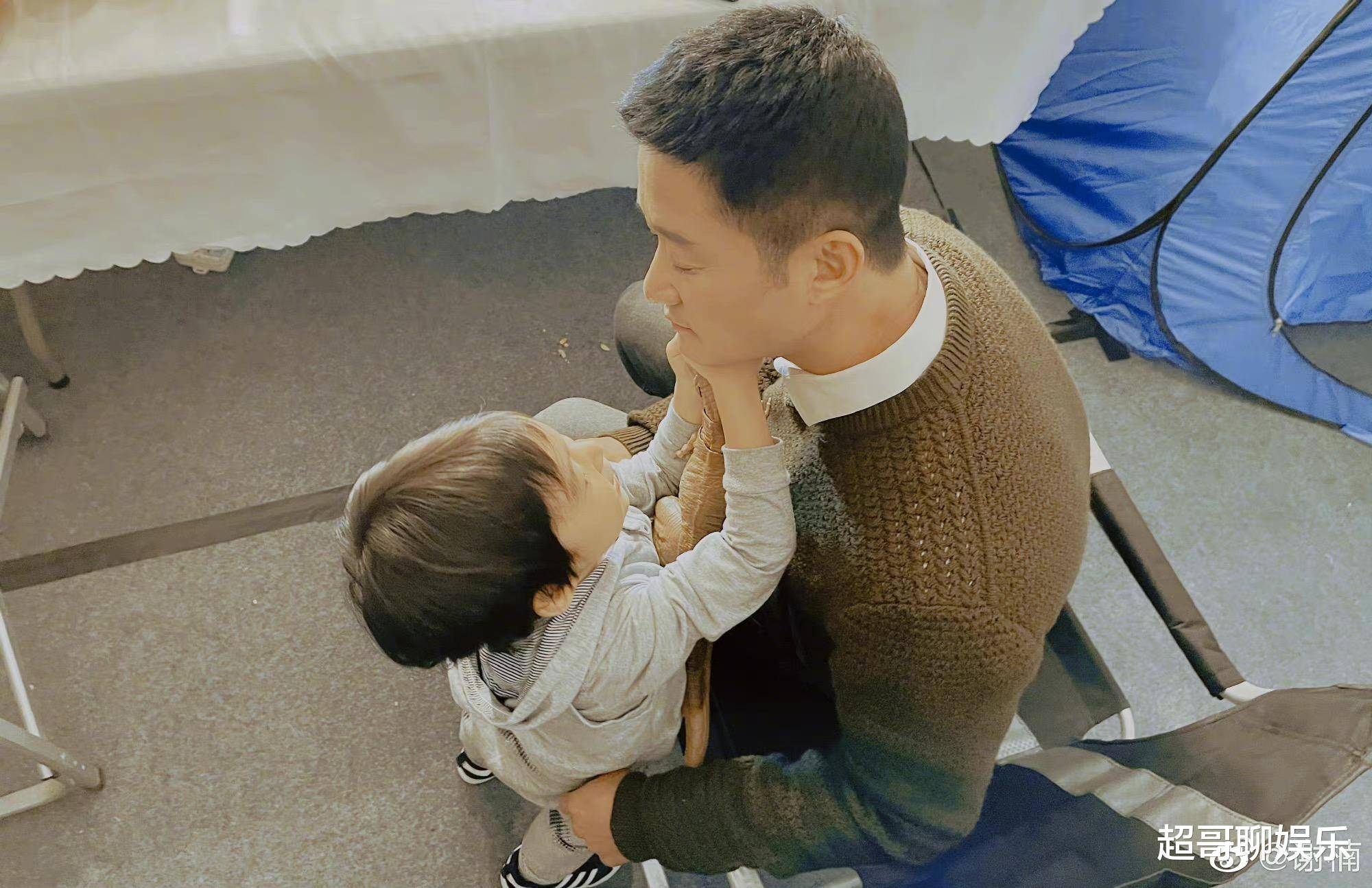 谢楠晒一家三口探班照,吴京和儿子嬉耍玩闹,一家三口其乐融融_票房