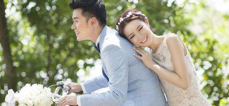 陈赫再晒女儿安安小圆脸,小家伙头戴耳机,嘴里还念念有词,活像迷你版