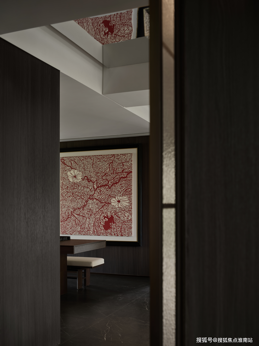 赛龙舟的人文场景作为装饰画的主题,饰品也以"船"形的木雕苔鲜组合