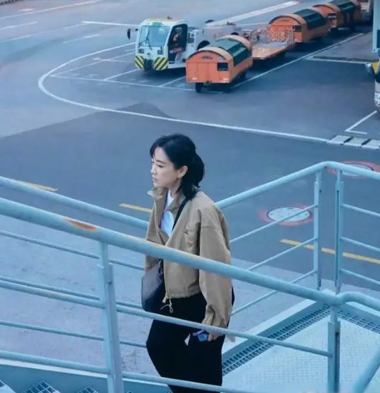 原创贾玲半披发造型机场路透图好a瘦了之后终于不用当搞笑女了