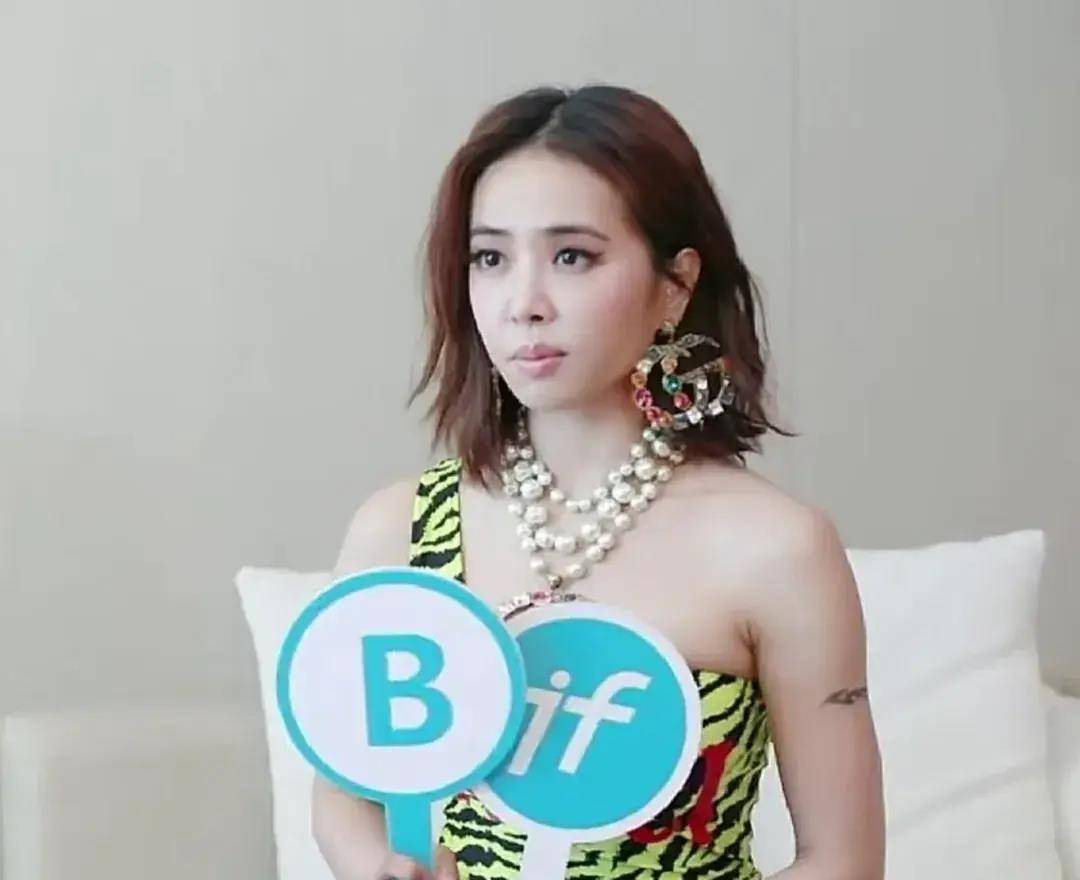 蔡依林穿高跟鞋走路不稳,手背上青筋突起,太瘦不到80斤_网友_回应