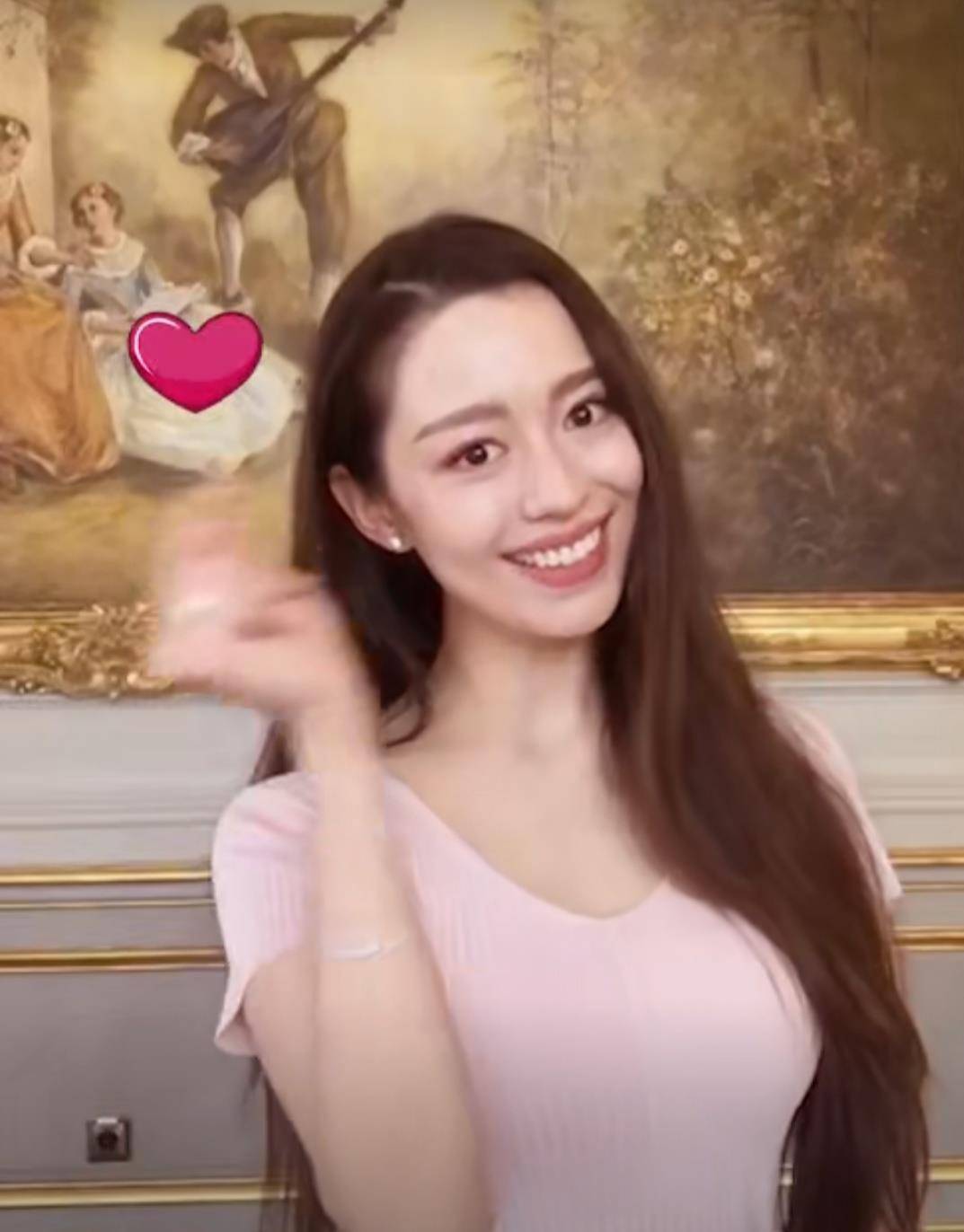 原创吉娜罕见淡妆镜头扫到腹部还以为自己眼花网友是有小baby了吗