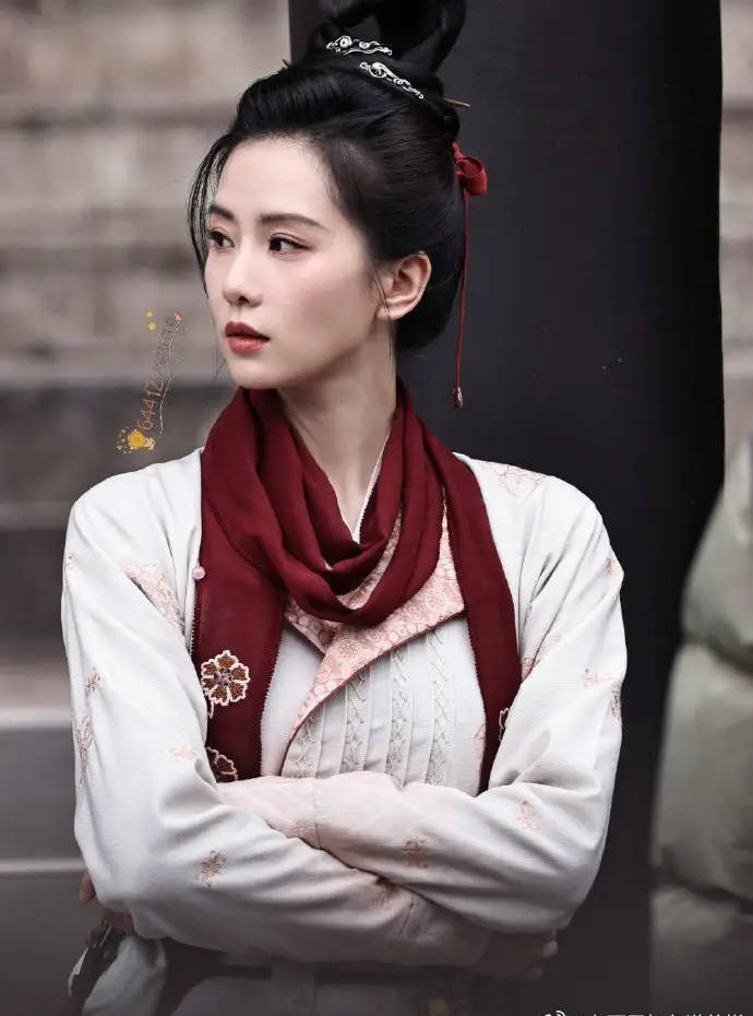 刘诗诗穿红白常服潇洒伶俐 盘发髻利落英气逼人_造型_社交_平台