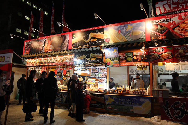 这里就是著名的上海美食街,吸引了无数吃货们的目光和味蕾.