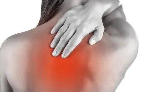 女性背部疼痛的原因图片