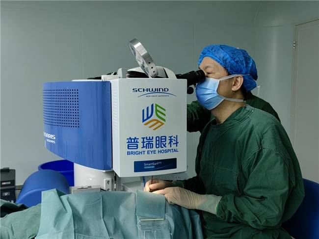 重庆普瑞眼科第八届近视手术节 院长级专家团队护航手术全过程_屈光