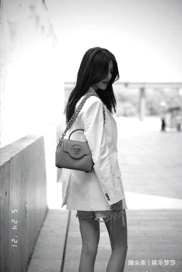 被施伯雄甜喊"吴总"表白后,吴千语穿西装短裤拍照,一脸幸福_施伯熊