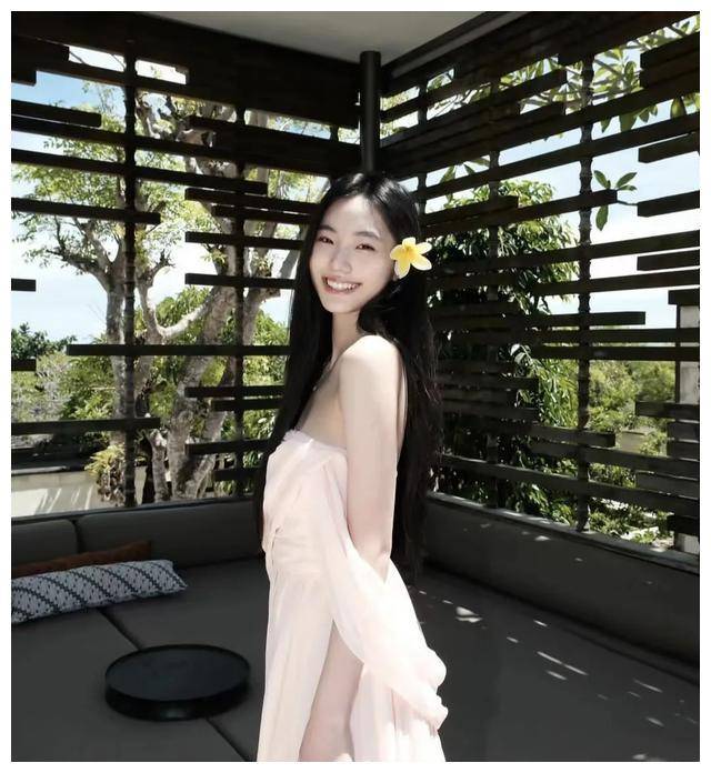 原创16岁小s二女儿颜值身材无敌却被重金培养的油腻感毁了