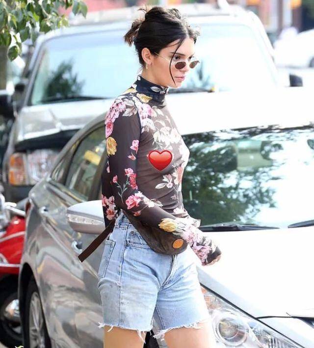 布克形成三角恋情,旧情复燃留新爱感到困惑;詹娜大胆外出展现傲人身材