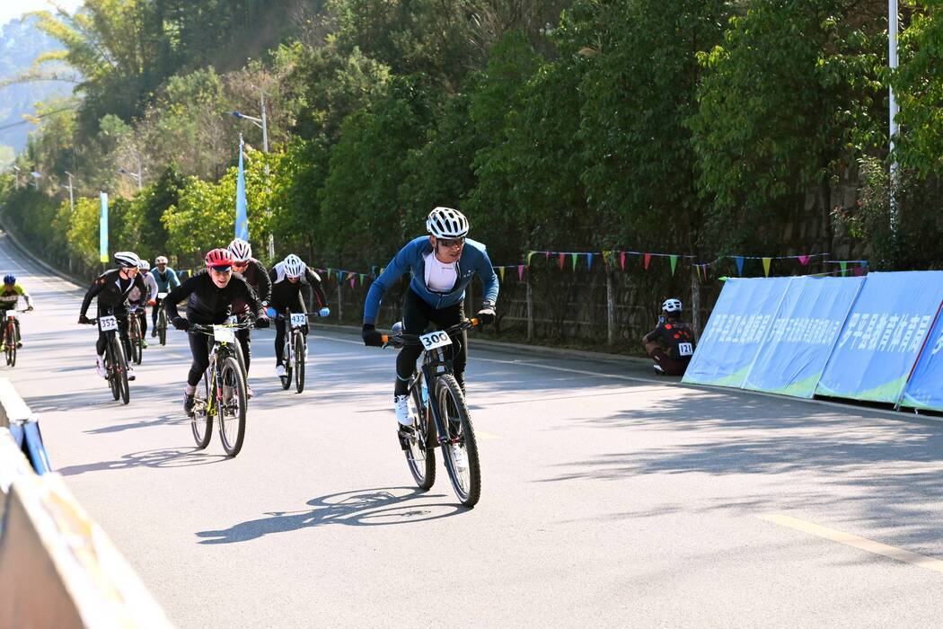 2024天天向上·云南罗平第九届花海山地自行车赛开赛_旅游_路口_男子