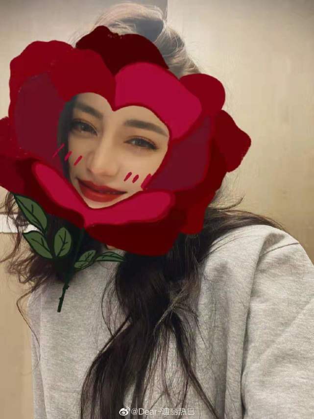 迪丽热巴晒超萌自拍照,祝粉丝永远都是小朋友,还害羞