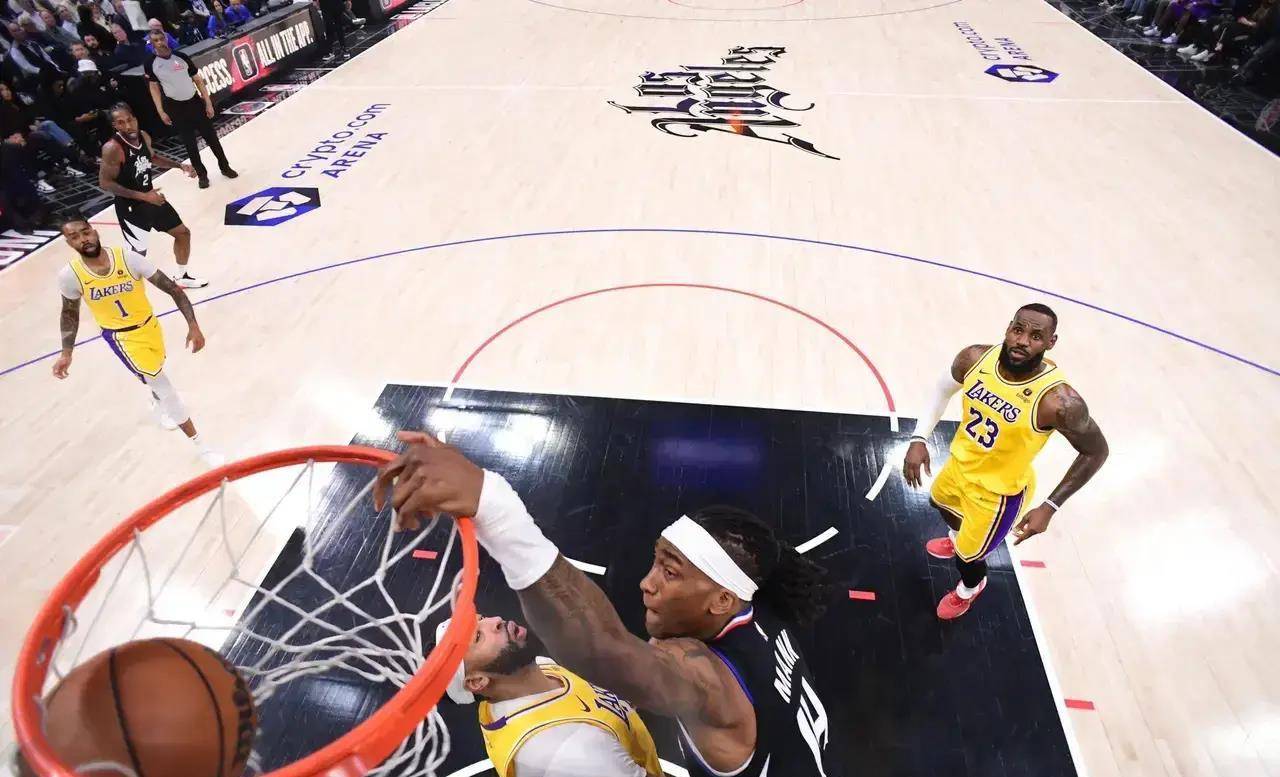 詹皇34 8 6末节5记三分19分 历史第四节之王_比赛_詹姆斯_对手