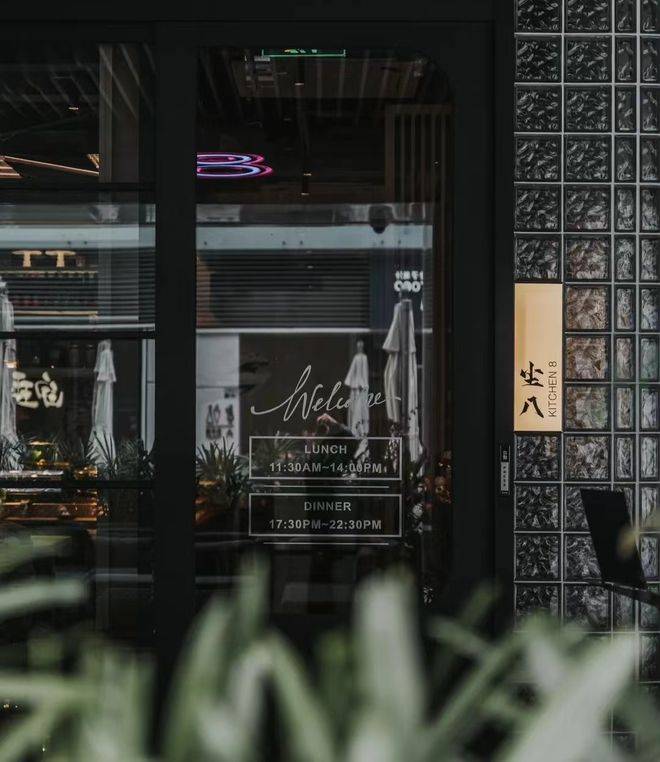 餐厅带有一个非常美丽的户外花园,很适合享受休闲时光总共3间铁板烧