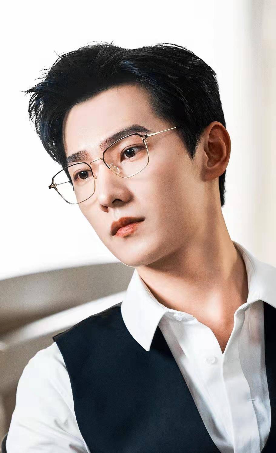 杨洋八月份的最后一条微博,晒出黑框素颜自拍,皮肤状态超好,不愧是杨