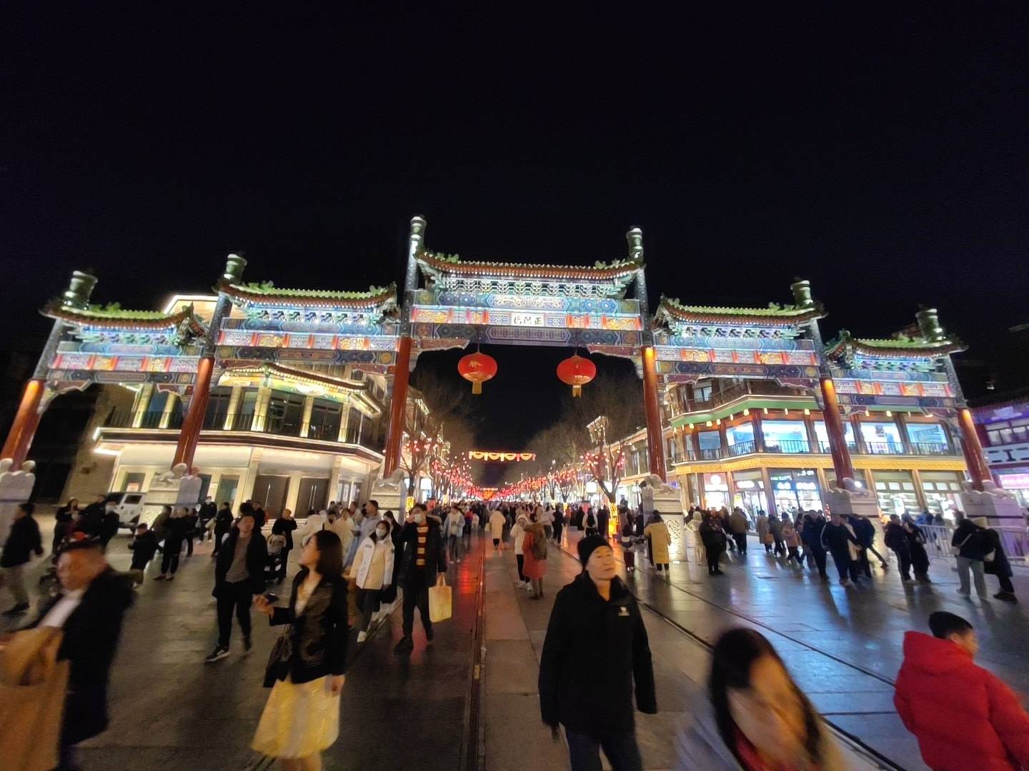 原创北京二环内流光溢彩的街道将古典与现代东方与西方融合