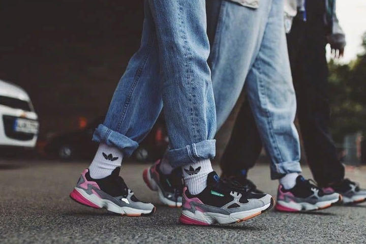 原创今年夏天最火的一双鞋是它整个娱乐圈的女星都在穿减龄百搭