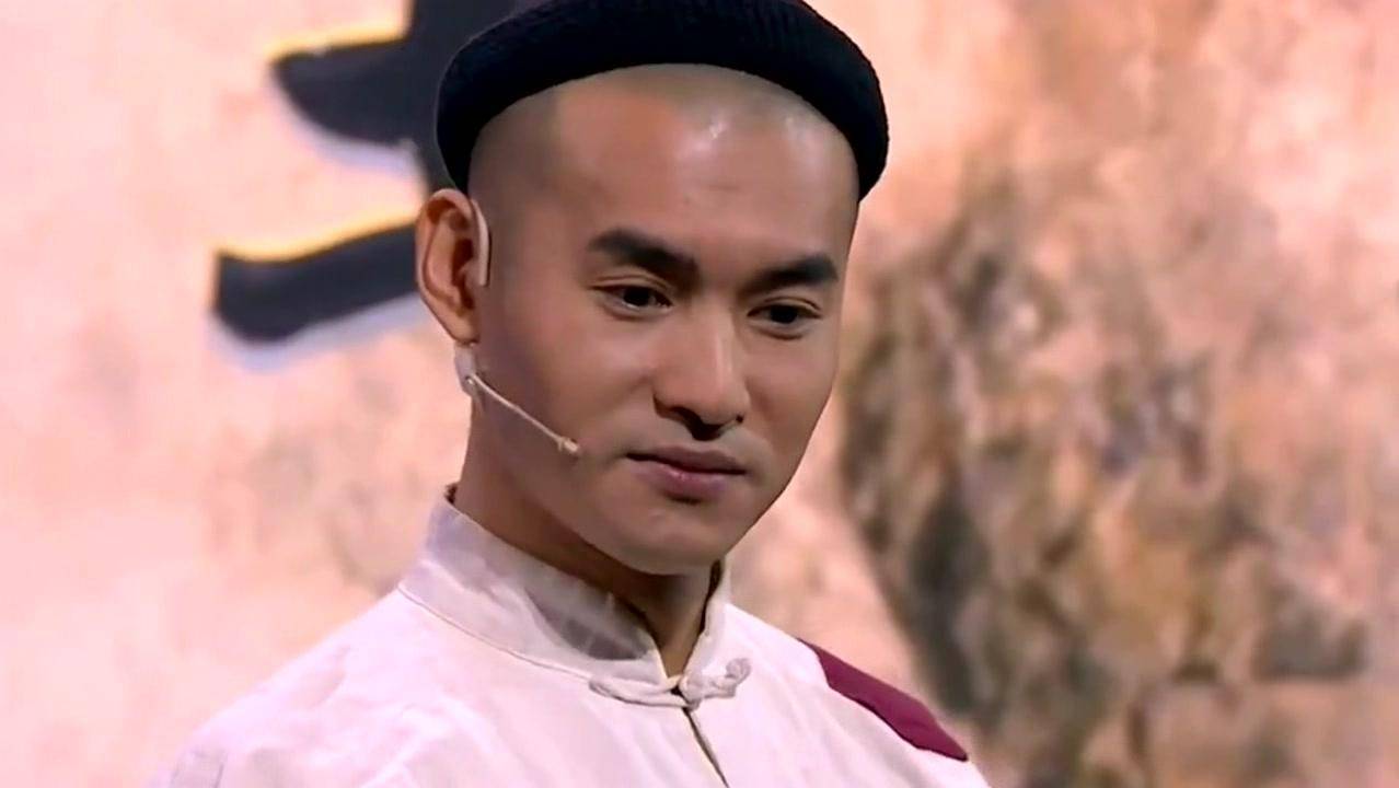 宋晓峰,修睿和刘宏禄一起搭档表演小品《恋上一座城》.