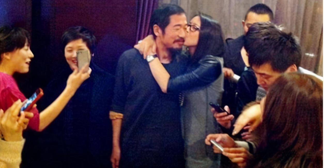 原创当众亲吻张国立38天相亲200次傻姑黄小蕾有多疯狂