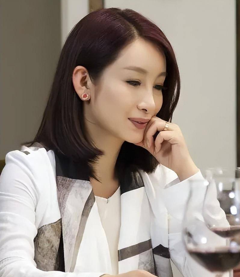 "撒娇女人"秦海璐:狠呛林峰老婆太矫情,娱圈贴钱拍戏第一人