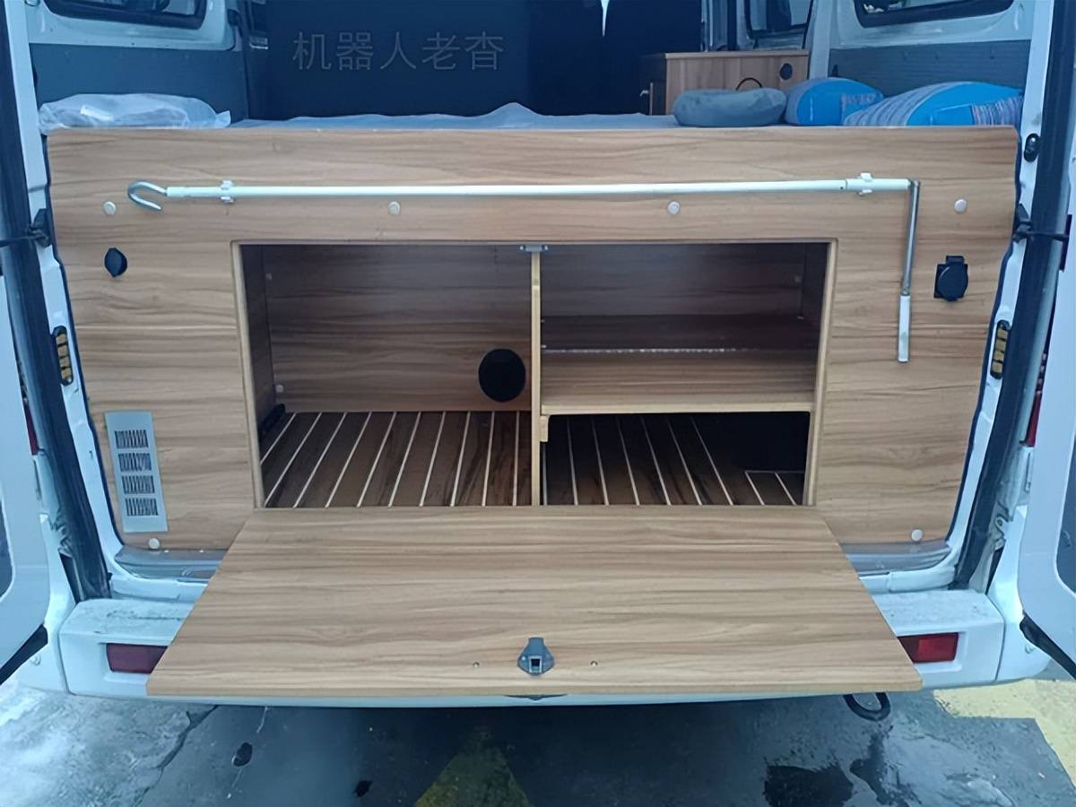 布局清晰合理,大通v80改装床车旅行,5座小轻客设计露营车自驾游_搜狐