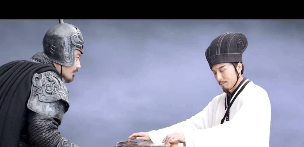 怪不得司马懿会撤兵,城楼上这两个书童,是整场空城计的疑点_诸葛亮