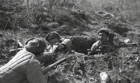 这个身影一路匍匐前进到了火力点下,一