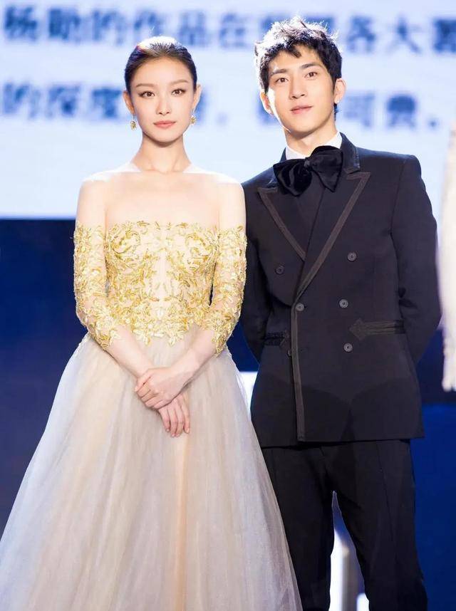 刘雯井柏然终于大方秀恩爱,合体现身机场,走路紧靠太亲密_故事_感情