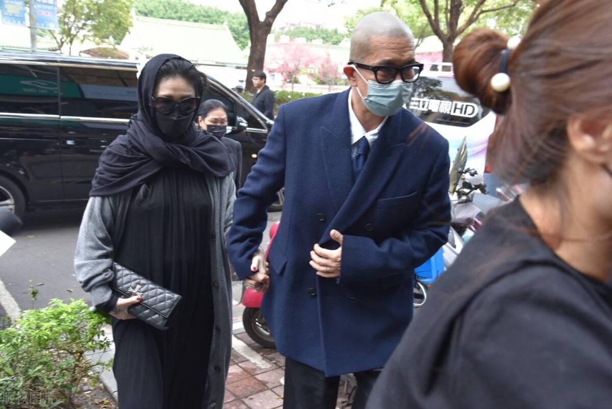 原创大s的半透明黑纱装是时尚还是失当