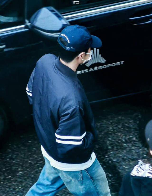 王一博抵达巴黎,待遇排面非同一般,时尚穿搭亮相即售空_机场_大军