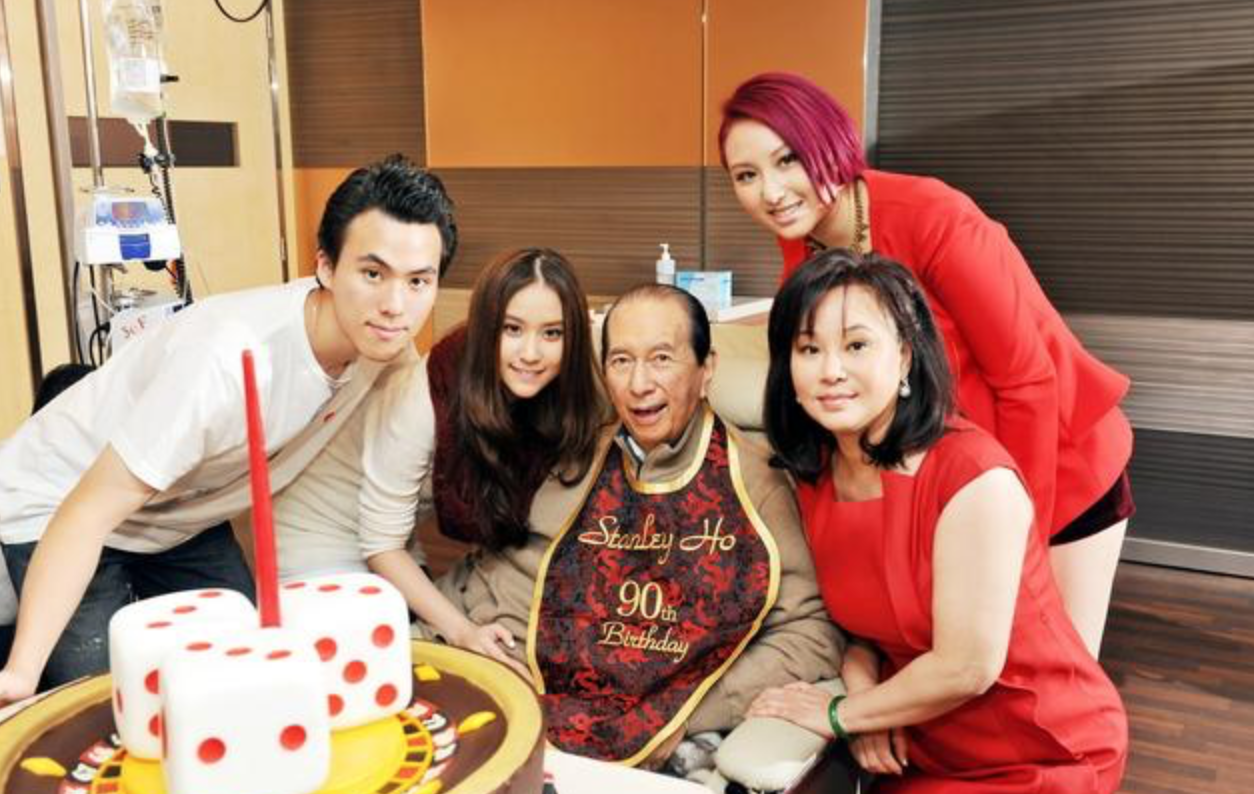 原创三太陈婉珍10亿豪宅庆生何超莲何超云嘟嘴献吻何家女婿齐缺席