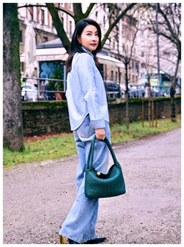 腾空劈叉,活泼可爱似小孩!_动作_一面_形象