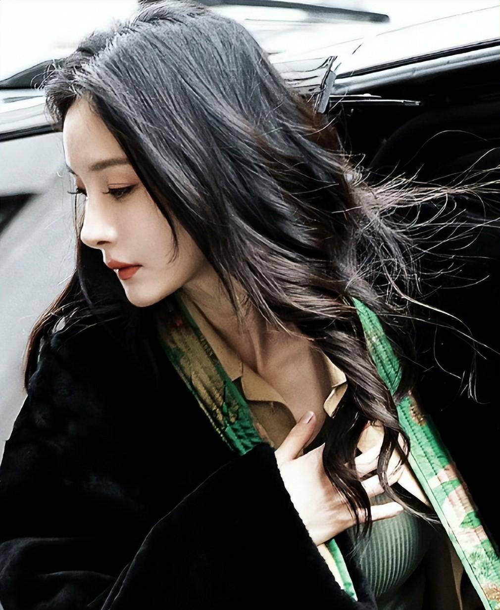 37岁杨幂和43岁蔡依林站一起:有人颜值昙花一现,有人越老越年轻_状态