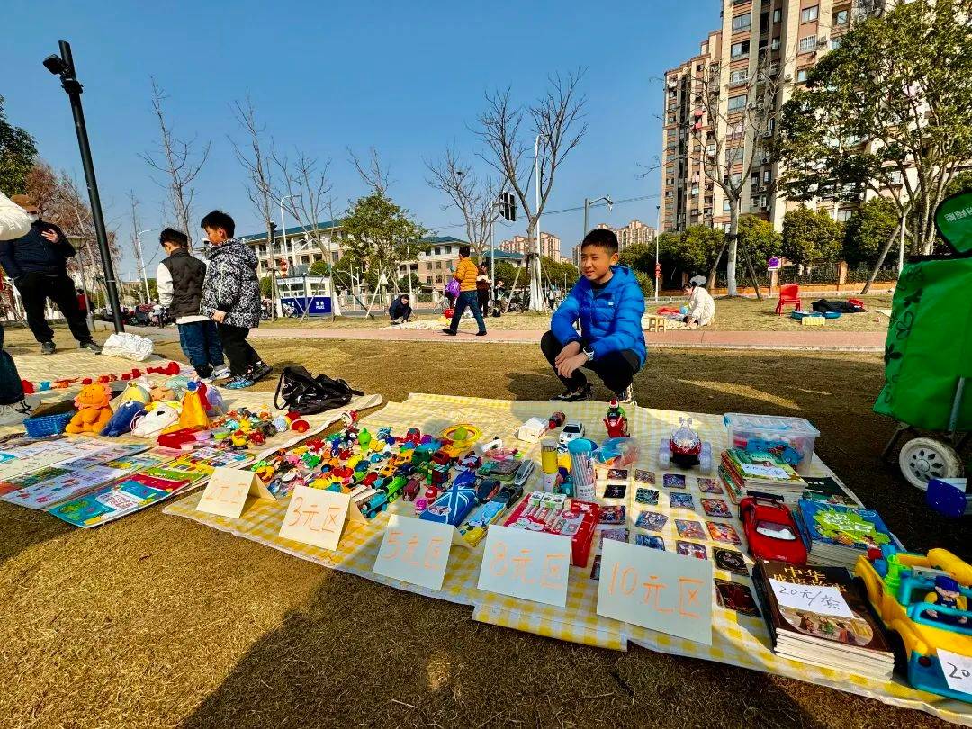 便民服务,跳蚤市场……泗泾镇学雷锋爱心集市人气旺_市民_摊位_商品
