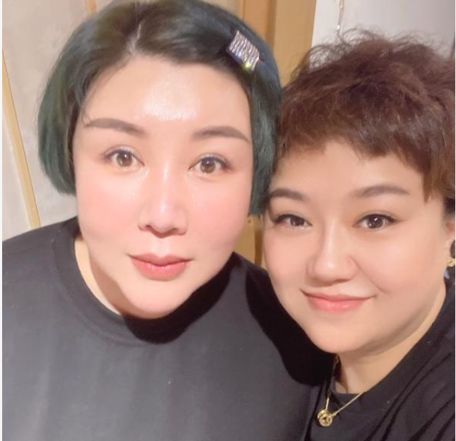 郭德纲女子近照被抓拍,瘦身后颜值回春,穿时尚染头发打扮似辣妹_王慧