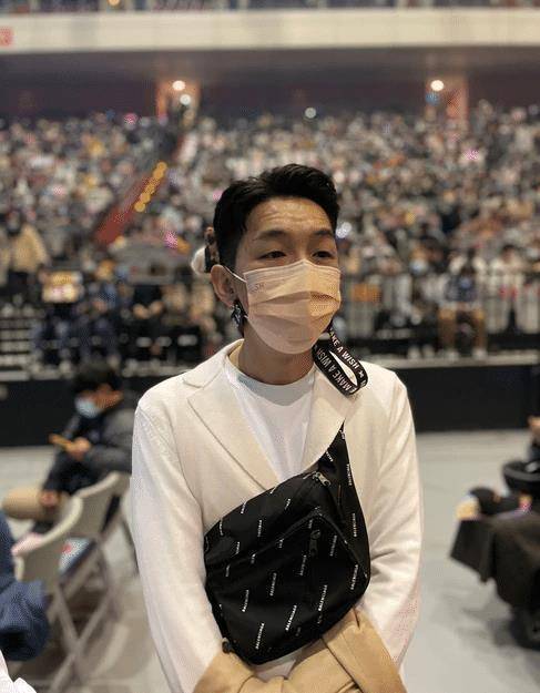 绯闻男友掏3800元捧场,被当面与伍佰抱抱_演唱会_蓝蔚文_好朋友