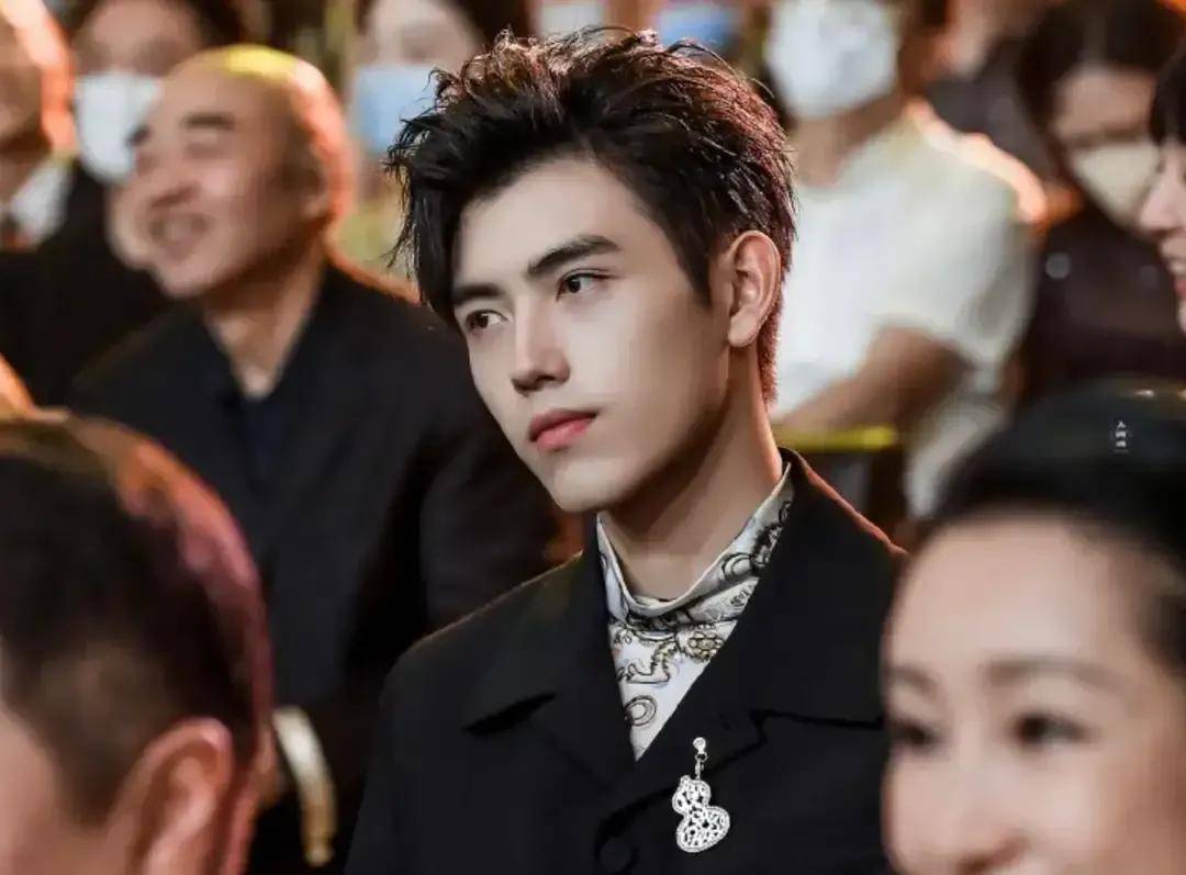 今晚七点,陈飞宇和女方同时发布了声明,就近照风波进行解释,承认两人