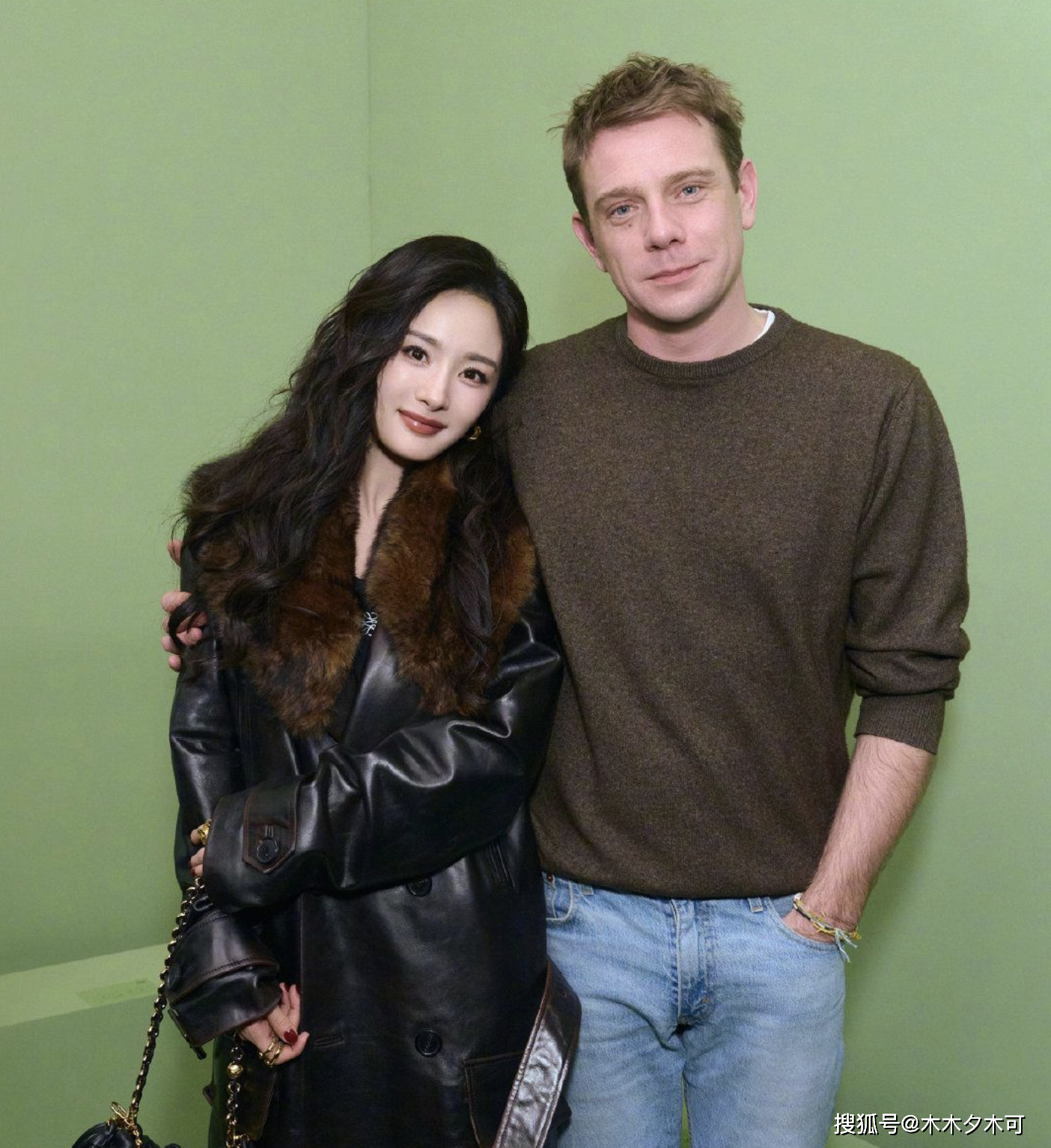 巴黎时装周:杨幂眼角伤疤明显,杨超越穿搭翻车,刘雨昕待遇高_钟楚曦