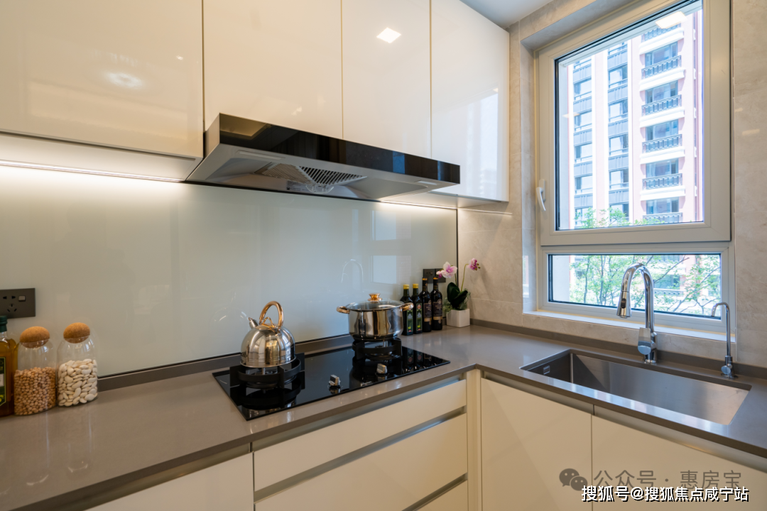 灶台油烟机,洗碗机,冰箱皆是西门子品牌,还有科勒的厨房水槽龙头,净水