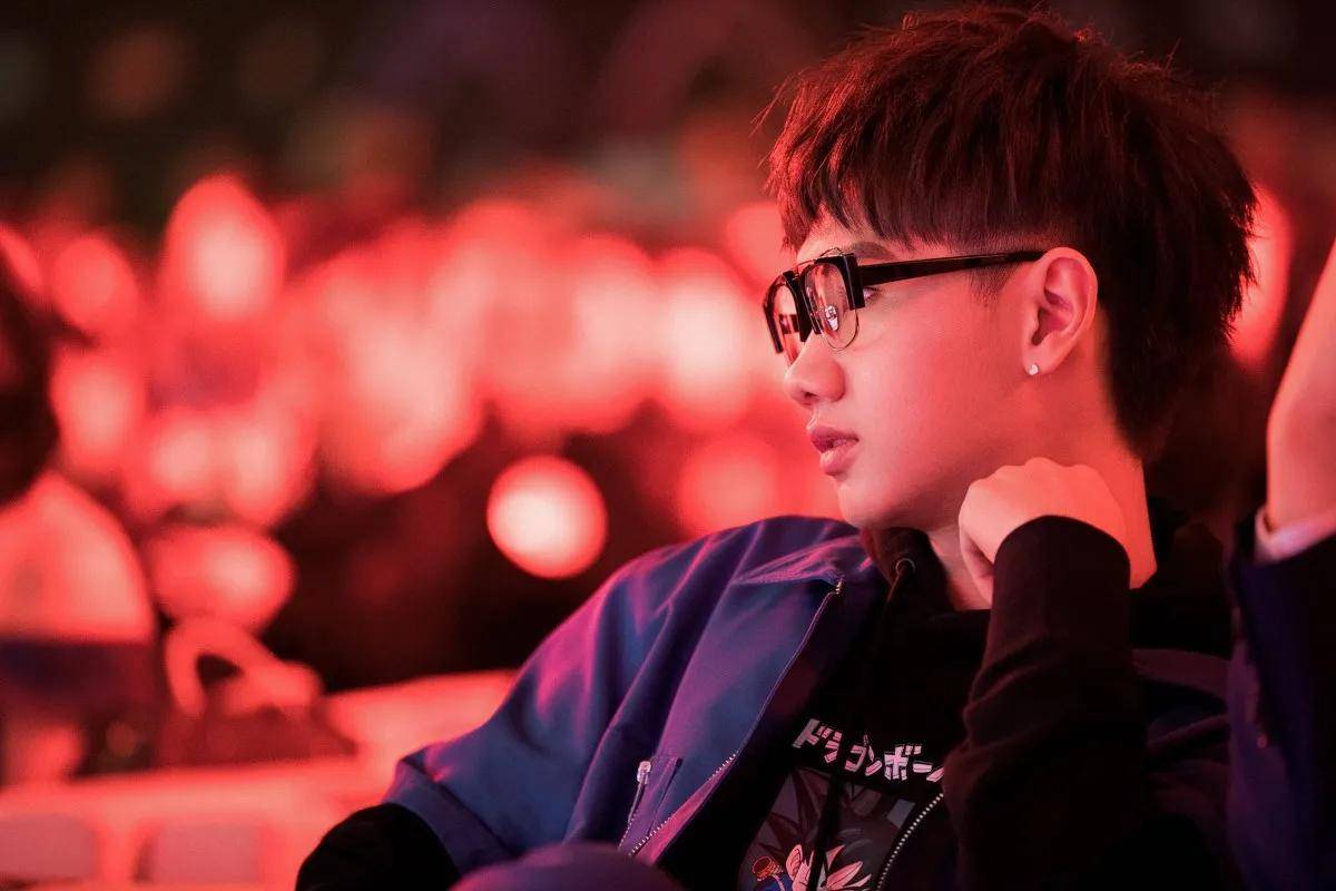 汪苏泷恋情曝光,帮女友提鞋,这是受了许嵩的刺激?_宣传_节目_首歌