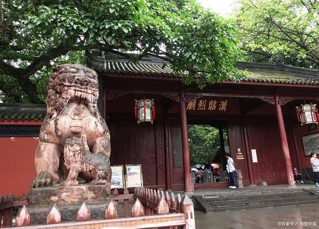 同时,武侯祠也是成都的一大名胜古迹,每年吸引大量游客前来参观.