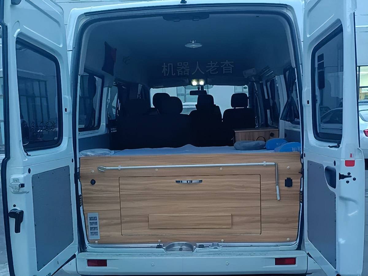 布局清晰合理,大通v80改装床车旅行,5座小轻客设计露营车自驾游