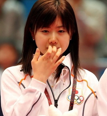 再也没有远离国外媒体的镁光灯,它们记录着她的成长,又因为她长相可爱