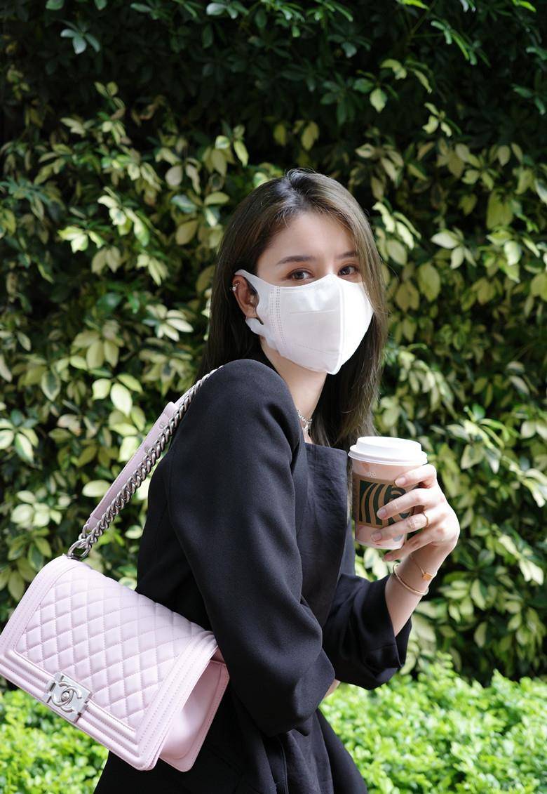 原创林峯老婆张馨月分享街拍照网友酸她秀新包