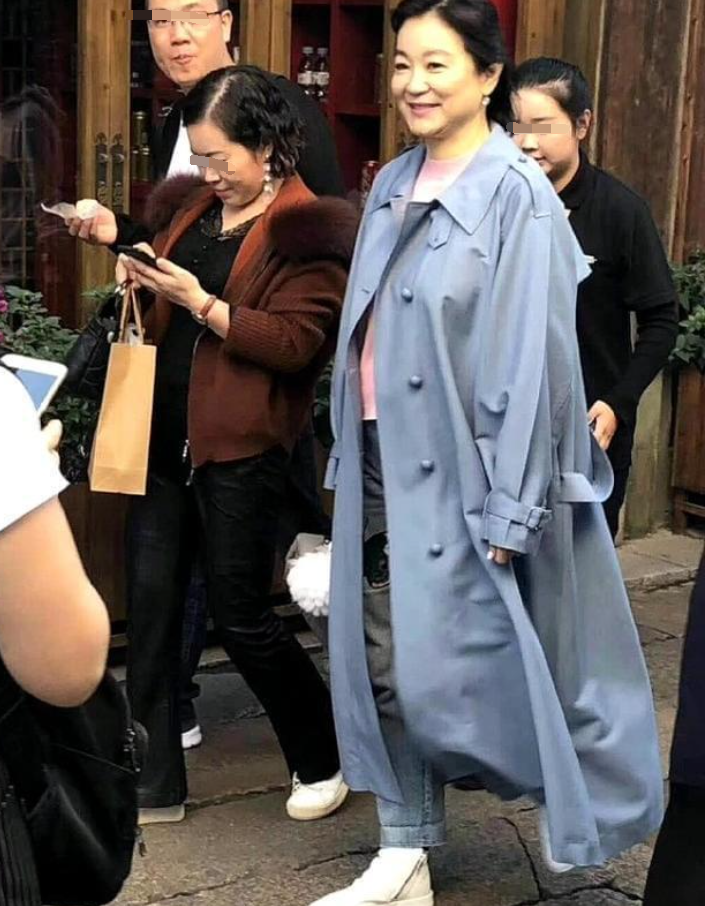 原创自然老去的林青霞太美了两鬓斑白身材下垂奶奶的年龄仍有贵妇气质