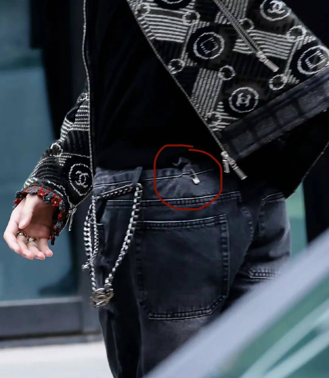 原创王一博时装秀生图被嘲帽子半永久引猜测脸型短板大暴露